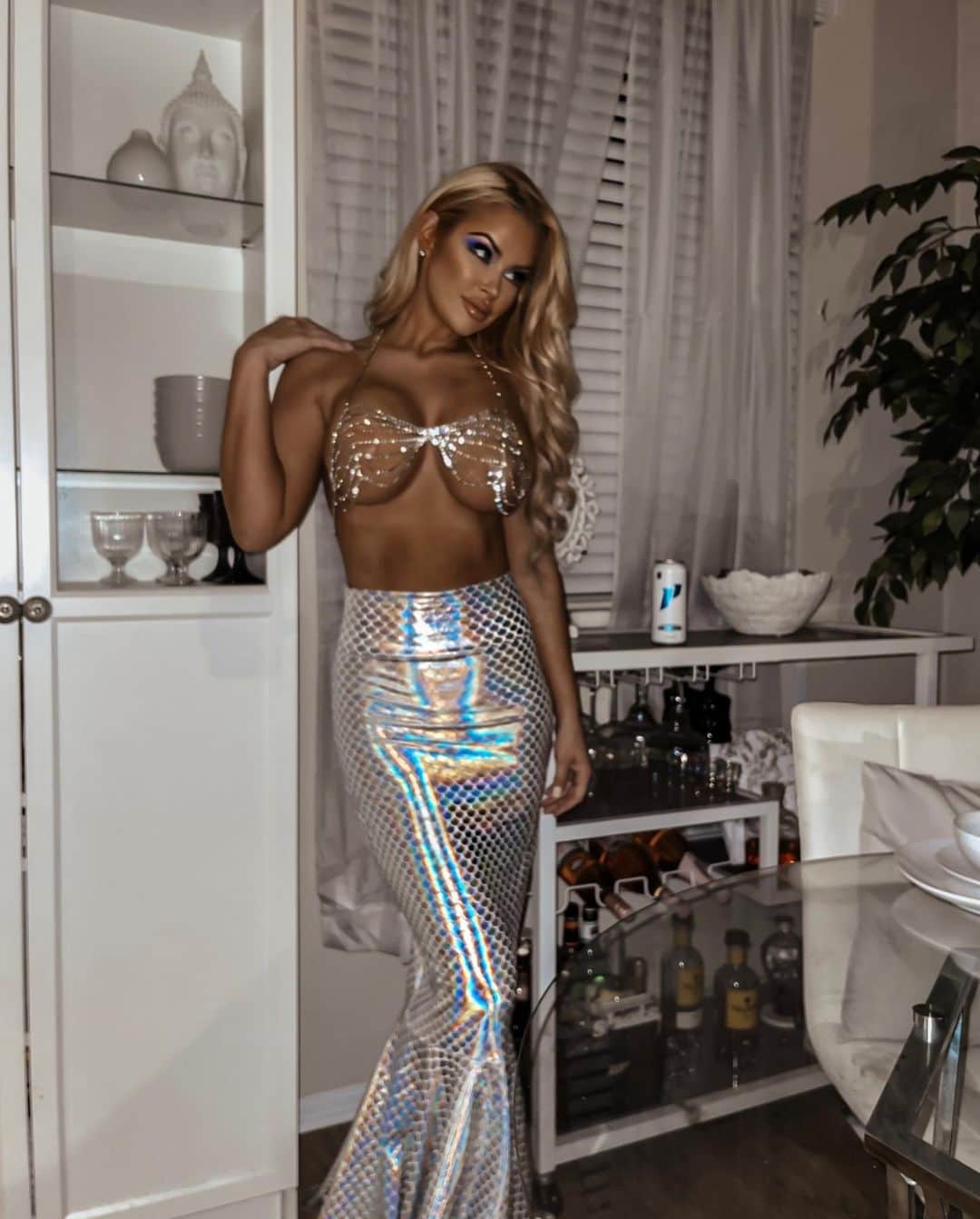 ジェサ・ヒントンのインスタグラム：「How many mermaids do you see? ↔️  #HalloweenQueen 👸🏼  @1stphorm Energy drinks saved me the last 2 weeks with the photoshoots ! 📸」