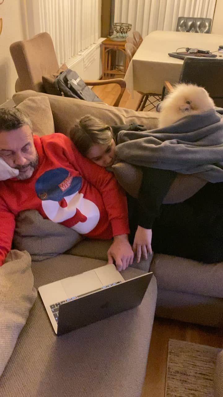 Shilaのインスタグラム：「Dad, Maya and Eddie watching series 😂 didint want to share this only in story 🤣❤️」