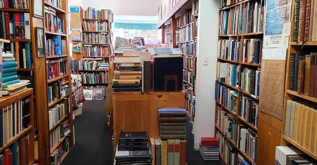 ジェシカ・アシュリーのインスタグラム：「Happy place 🤗📚」