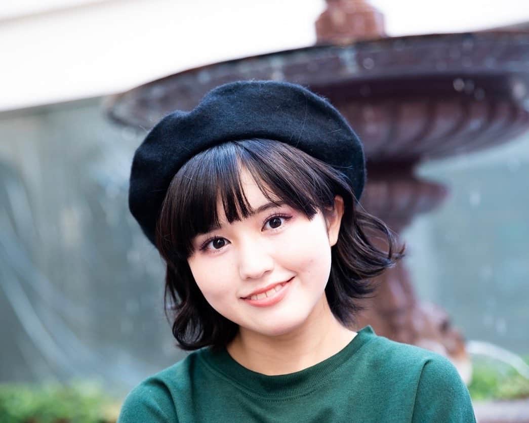 池田レイラのインスタグラム：「先日、美容系を専門に学んでいる知り合いの方にヘアメイクと撮影をしていただきましたー！🥹💞  今回のコンセプトは"レトロガール"です♡  ティーン雑誌に載っている方々をイメージしてヘアメイクとスタイリングをしてくださりました✨  モデルさんのようなこういう撮影をした経験が全然ないのですごく楽しかったです🥹💞 ※撮影時のみマスクを外しています。🙇‍♂️」