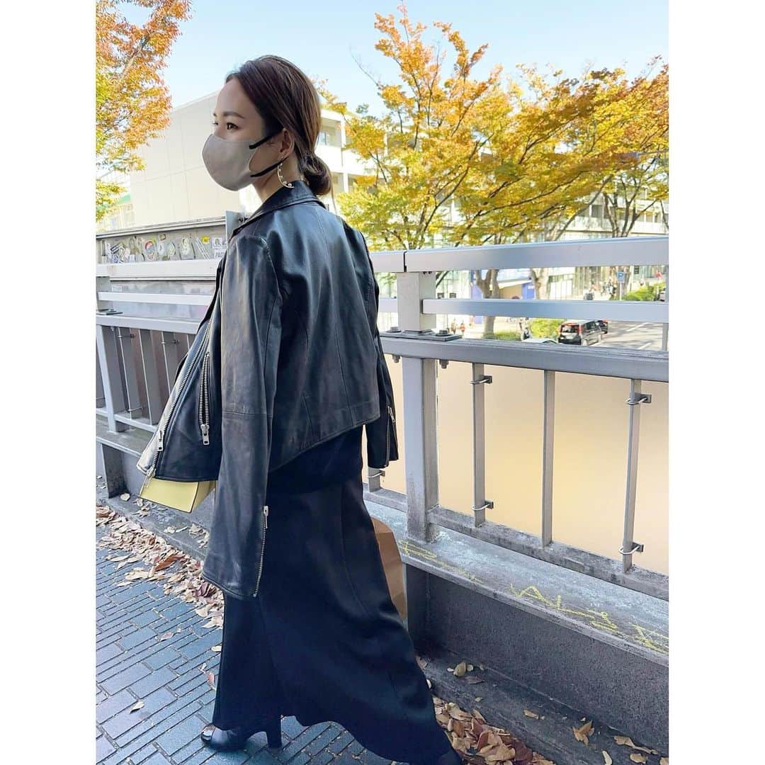 星玲奈のインスタグラム：「なんかいい感じの季節感🍂の写真を撮ってくれた👧🏻❤️ 今日は早朝から息子はサッカーの試合。 娘もランニング教室に送り出し 午前中から有意義に動けた😊❤️ サッカーは2試合とも勝利でご機嫌のようなので👦🏻 伊勢丹にでも付き合ってもらおうと思います笑😏 ・ top.skirt @urs_official #urs ur'sさんとの今季のコラボアイテム❤️ boots @chanelofficial」