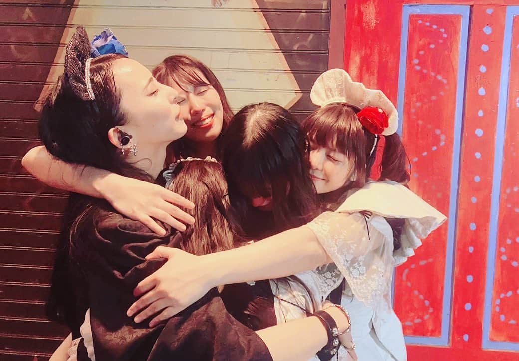 遠乃歌波のインスタグラム：「遂に!! USツアー完走しました(´；ω；｀) 約1ヶ月...13公演… ここまで頑張って来れたのは、大好きなメンバーと支えてくれたBAND-MAID Crewの皆んな、そして応援してくれたご主人様、お嬢様のおかげです！！ 来年の1/9 には10周年の幕開けであるガーデンシアターが待っていますので、USツアーで成長した私たちの姿を見せられれば嬉しいです✨  ひとまず本日 GUNS N' ROSES JAPAN TOURのサポートアクトが待っています❗️ こちら楽しんで盛り上げたいと思います✨  (ちなみに、5枚目の写真。全員泣いてます🤣w)  Finally, we finished our US tour!!  It is about 1 month... in total, 13 OKYUJI...!! I could all OKYUJI because of my members, BAND-MAID crew and the masters and princesses!  Thank you sooooo much everyone! I really enjoyed US tour. See you soon💓  #bandmaid #prs #prsguitars #gunsandroses  #ustour」