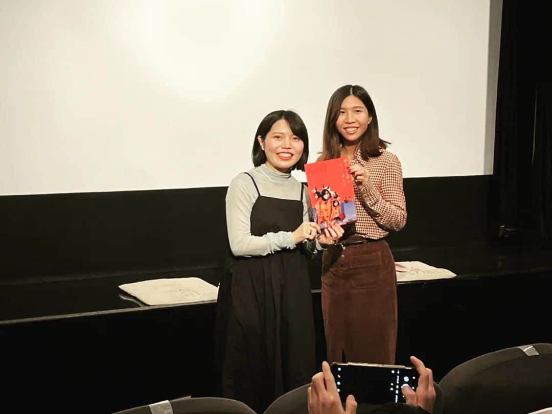 近藤笑菜のインスタグラム：「【プロデュース・出演映画】 【名古屋】【公開中！】 . 私が企画・プロデュース・主演を務めています、映画 夏衣麻彩子監督『明けない夜とリバーサイド』 名古屋シネマスコーレにて一週間の上映、昨夜無事に初日が終わりました〜✨ お越しくださった皆さん、ありがとうございました🍀 . 地元愛知の大好きな映画館、シネマスコーレ🎞 出演作たちと共に何度もお世話になり、大切なホームのような存在なので、また映画と共にこの場所に帰って来られたんだ〜〜と舞台挨拶をしながらじんわり嬉しさ噛み締めていました😌🏠 . 今夜は17:55~の上映です！ 本日も上映後、私と夏衣監督による舞台挨拶もあります！ 本日グッズをお買い上げいただいた方には、よろしければ上映後サインを書かせていただきます📝♡ . 明日以降も 🌟ゲストに高橋洋監督( #ザ・ミソジニー #霊的ボリシェヴィキ )をお迎えしてのアフタートーク 🌟夏衣監督の前作 #ペールブルーがかさなる  併映 🌟私の主演作で本邦初公開！山口琳音監督 #ブルーとピンク 併映 などなど、毎日日替わり盛り盛りもりだくさんの内容でお送りします🎁✨ . 初鑑賞の方も、リピートの方も、皆さまぜひぜひ観に来ていただけたら嬉しいです！！ 劇場でお待ちしております😊🎞 . 📸 初日舞台挨拶の様子と、チラシ配りをする我々♡ チラシ配りは本日もやっています〜！スコーレの守護妖精・坪井さんが見守ってくれている😂🧚 . . 上映の詳細はこちら↓ . 🌙映画『明けない夜とリバーサイド』(46分) . ■名古屋シネマスコーレ にて 愛知県名古屋市中村区椿町8-12 アートビル1F ☆名古屋駅より徒歩2分 . ■11月5日(土)〜11月11日(金) 1週間限定公開！ ※日によって上映時間が異なります  🎞上映時間🎞 11/6(日)17:55〜 🗣上映後舞台挨拶あり(登壇者：夏衣麻彩子監督、近藤笑菜) . 11/7(月)17:45〜 🎥短編「ペールブルーがかさなる」併映 . 11/8(火)17:45〜 🎥短編「ブルーとピンク」併映 . 11/9(水)19:25〜 🗣上映後舞台挨拶あり(登壇者：高橋洋監督、近藤笑菜) . 11/10(木)17:45〜 🎥短編「ペールブルーがかさなる」併映 . 11/11(金)17:45〜 🎥短編「ブルーとピンク」併映 . ■チケット料金（税込） 一般　1300円 会員　1100円 . #明けない夜とリバーサイド #夏衣麻彩子 監督 #シネマスコーレ #名古屋 #愛知  #明けリバ #近藤笑菜 #大窪人衛 #松岡未紗 #大塚菜々穂 #須貝英 #自主映画 #インディペンデント映画  #映画 #film #movie」