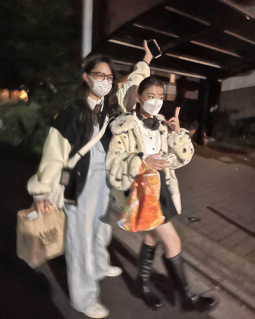 ニコ☆プチのインスタグラム：「🌟🌟  スターの貫禄を感じる スターコンビの2人を激写☺️📸  撮影終わりの私服😉❤︎  #星名ハルハ #星乃あんな  #スターコンビ #ニコプチ #09」