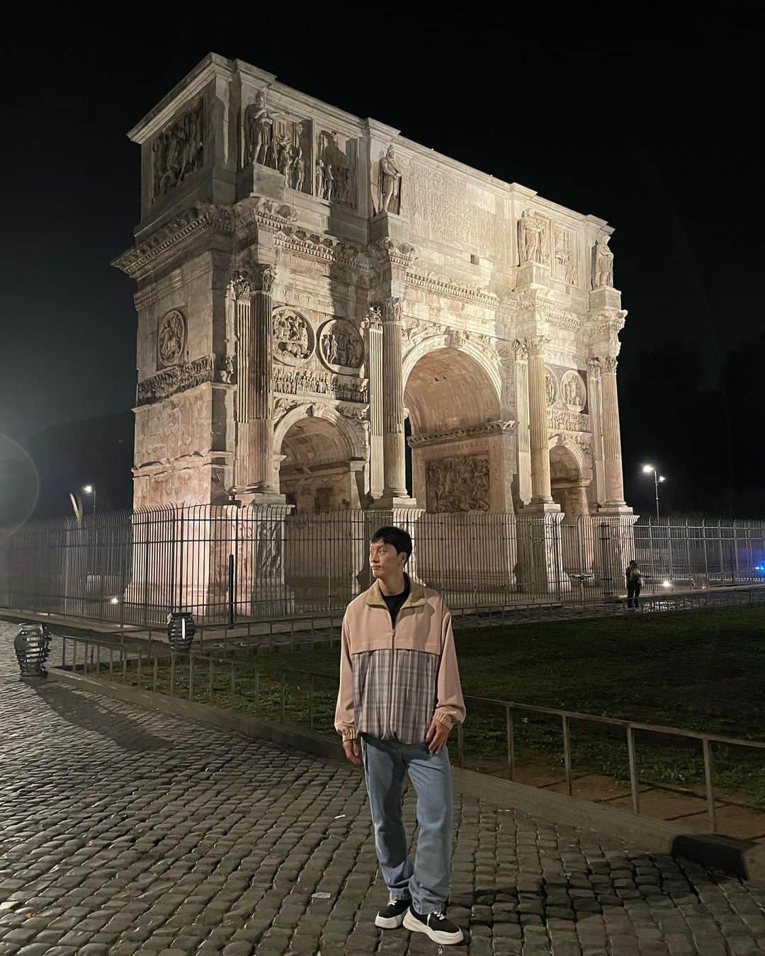 オ・ジェソクさんのインスタグラム写真 - (オ・ジェソクInstagram)「영화 글래디에이터를 접하며 알게된 콜로세움🏟 옛 로마제국 시대에 만들어진 검투사들의 전쟁터로,경기장에 5만명 정도가 수용이 가능했다고 한다. 로마에서 가장 가보고 싶었던 장소 중에 하나였는데 소원성취. 당시 기술로 만든 것도 놀랍고, 그 웅장함이 대단했다.」11月6日 6時09分 - jaesuk_oh