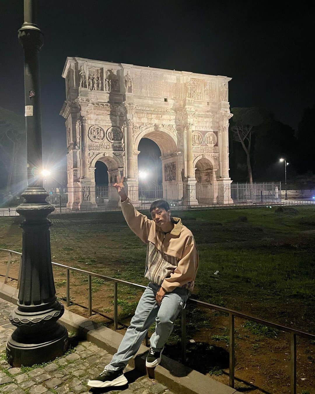 オ・ジェソクさんのインスタグラム写真 - (オ・ジェソクInstagram)「영화 글래디에이터를 접하며 알게된 콜로세움🏟 옛 로마제국 시대에 만들어진 검투사들의 전쟁터로,경기장에 5만명 정도가 수용이 가능했다고 한다. 로마에서 가장 가보고 싶었던 장소 중에 하나였는데 소원성취. 당시 기술로 만든 것도 놀랍고, 그 웅장함이 대단했다.」11月6日 6時09分 - jaesuk_oh
