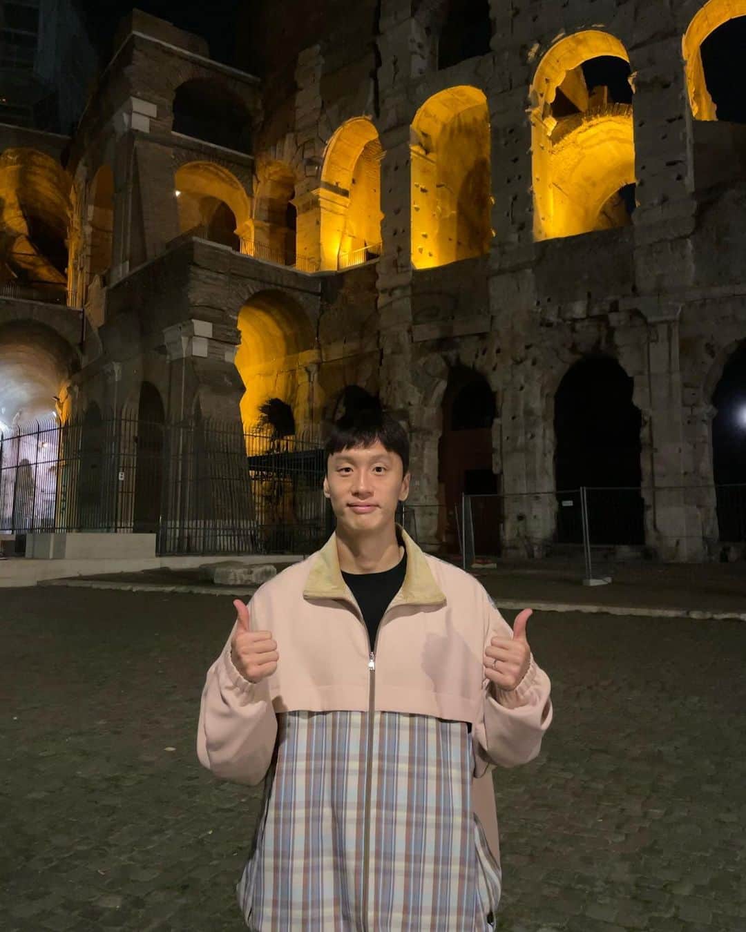 オ・ジェソクさんのインスタグラム写真 - (オ・ジェソクInstagram)「영화 글래디에이터를 접하며 알게된 콜로세움🏟 옛 로마제국 시대에 만들어진 검투사들의 전쟁터로,경기장에 5만명 정도가 수용이 가능했다고 한다. 로마에서 가장 가보고 싶었던 장소 중에 하나였는데 소원성취. 당시 기술로 만든 것도 놀랍고, 그 웅장함이 대단했다.」11月6日 6時09分 - jaesuk_oh
