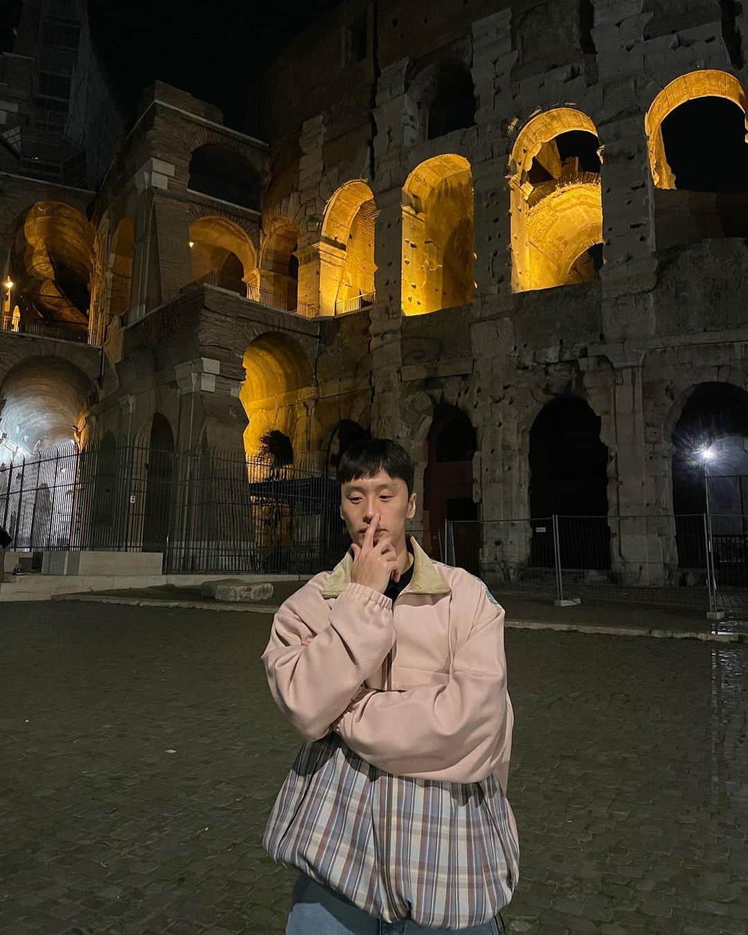 オ・ジェソクさんのインスタグラム写真 - (オ・ジェソクInstagram)「영화 글래디에이터를 접하며 알게된 콜로세움🏟 옛 로마제국 시대에 만들어진 검투사들의 전쟁터로,경기장에 5만명 정도가 수용이 가능했다고 한다. 로마에서 가장 가보고 싶었던 장소 중에 하나였는데 소원성취. 당시 기술로 만든 것도 놀랍고, 그 웅장함이 대단했다.」11月6日 6時09分 - jaesuk_oh