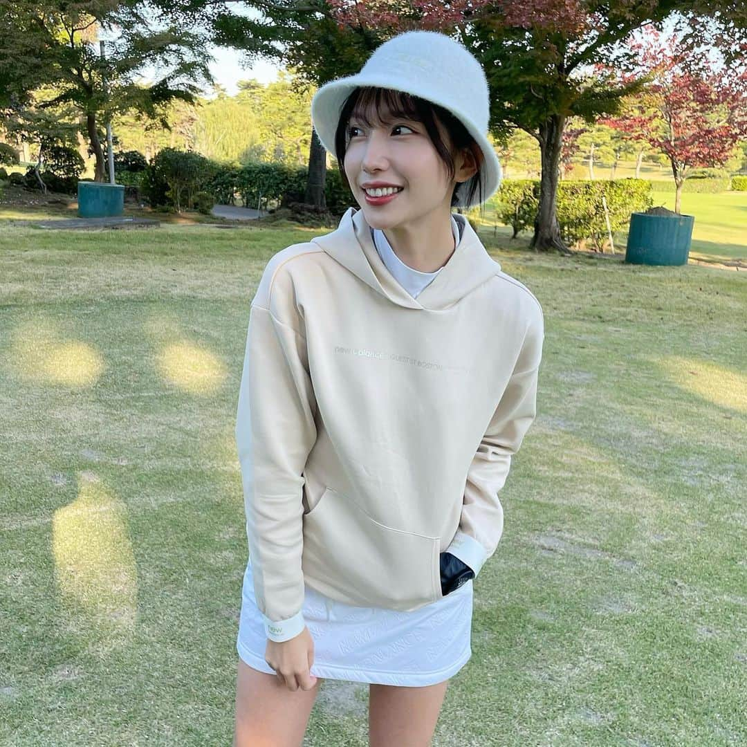 中島亜莉沙のインスタグラム：「バンカーカラーコーデ🫶🏻 全身 @newbalancegolf_japan   ソックスにはリボンが付いてて とっても可愛いの🥹！ パーカーはちゅるちゅした素材で 普段使いしたいくらい着心地良い☺️  #ニューバランスゴルフ #newbalancegolf  #golf #golfwear #sports #coordinate #ootd #outfit #golfswing  #秋ゴルフ #家族ゴルフ #夫婦ゴルフ #ゴルフ #ゴルフ女子 #スポーツ女子 #ゴルフウェア #スポーツウェア #コーデ紹介 #バンカーショット #袖ヶ浦カンツリー #新袖コース # #골프　#골프여자　#尔夫球 #高尔夫」