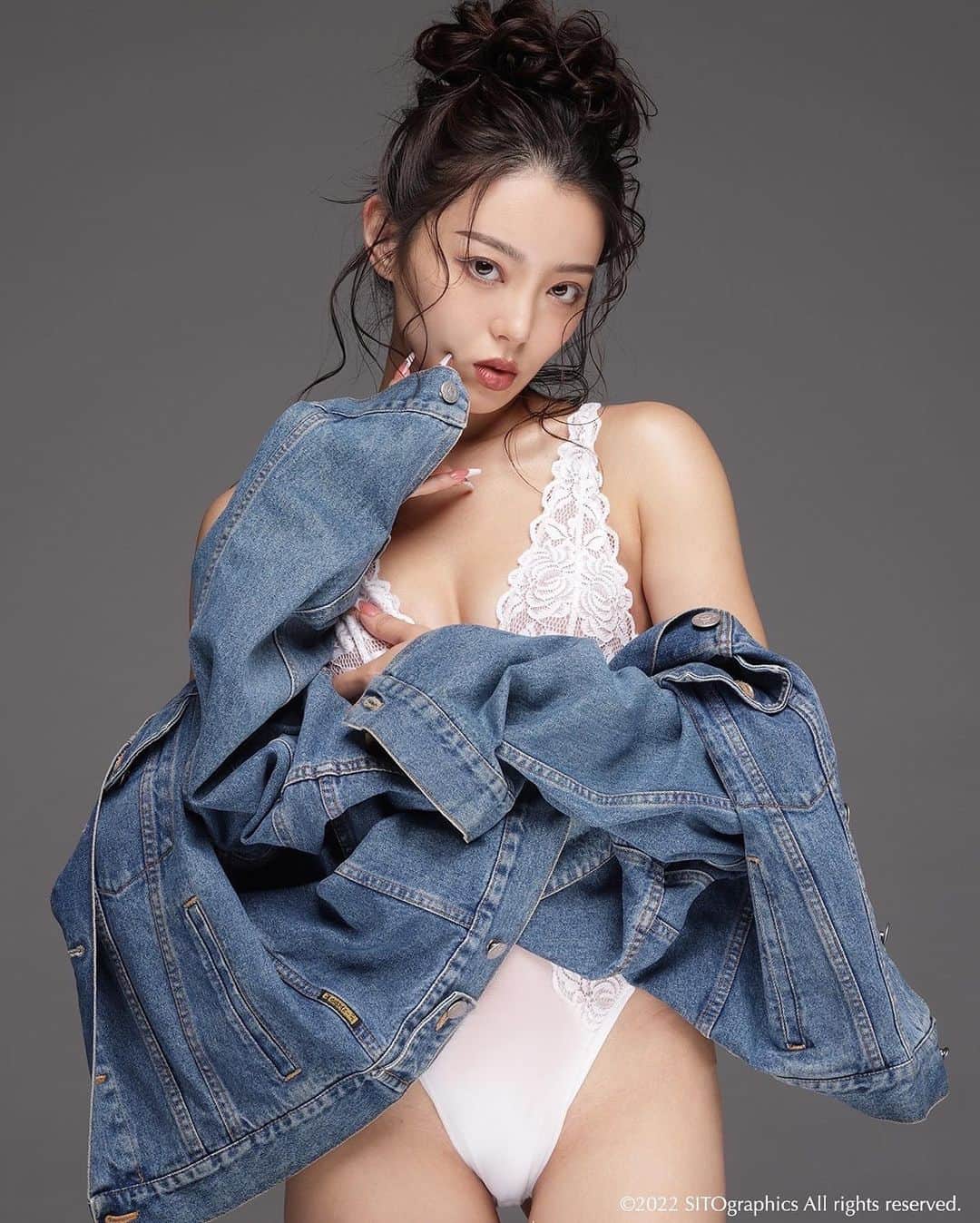 シト山口のインスタグラム：「小波デジタル写真集！ 予約開始です❤️ 彼女の売りはヒップだと思ったら実は『瞳』でした！  プロフィールか、ストーリーのリンクから予約お願い致します🙇🏻‍♂️💕  表紙画像がmeta的に🆖が出てしまったので作り直し中😆💦  シトさんとこのモデルさんは皆最高ヾ(＠°▽°＠)ﾉ❤️❤️❤️  model @konami_nrsd  denim Enporio Armani bodysuit FOREVER21 hair&make @mariaominami  photo @sito_yamaguchi」