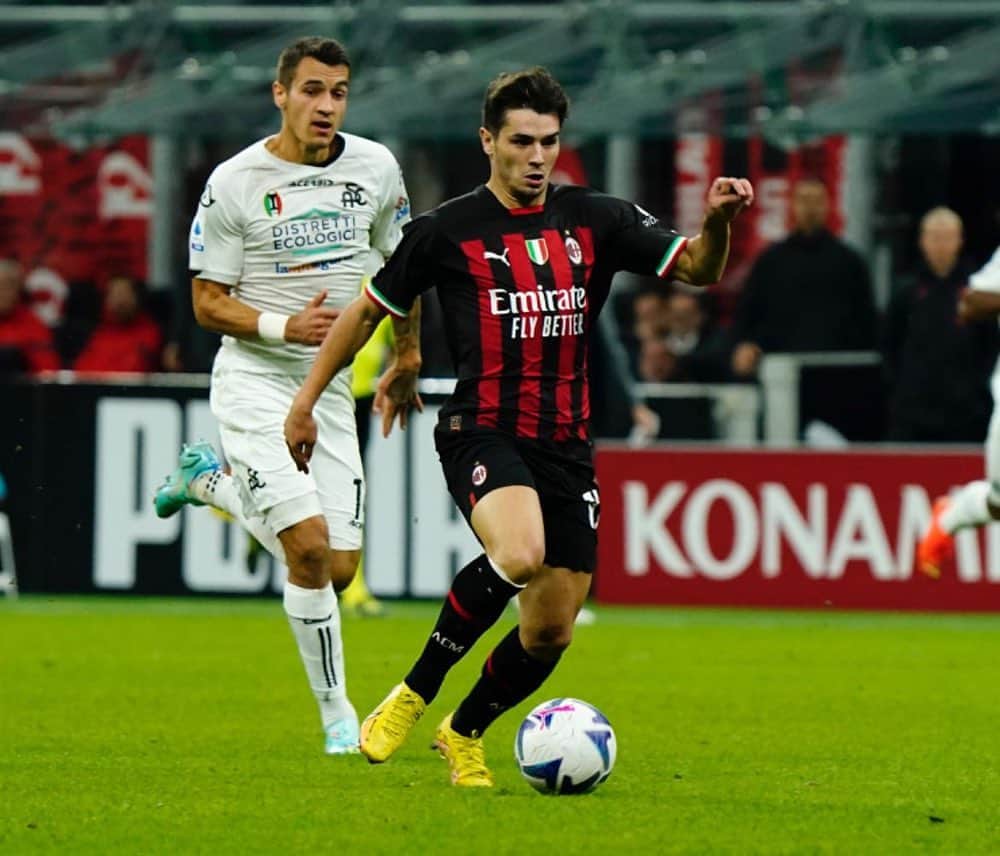 のインスタグラム：「Three more points 💪  San Siro 🔥🔥  #sempremilan❤️🖤 @acmilan」