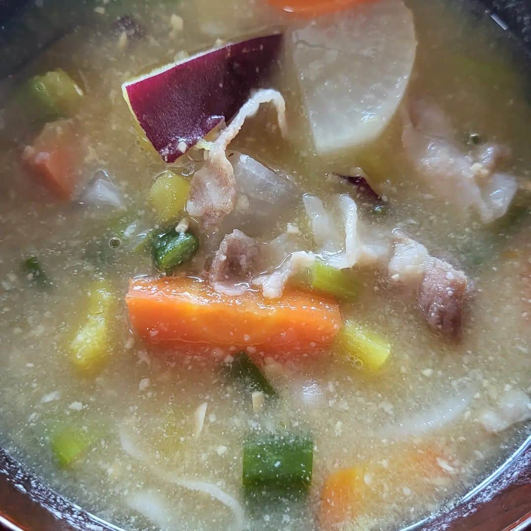 ピーターさんのインスタグラム写真 - (ピーターInstagram)「いくら食欲の秋‼️(笑) だからといって、こんなことでは駄目だと反省しかり…。  ただ、11月15日のライブに向けて、自主稽古の後は、お腹ペコペコ(笑)  九州から、めちゃくちゃ美味しいお味噌を送っていただいたので、珍しく毎日御御御付‼️  キノコ三昧や、定番のお豆腐…じゃがいもやサツマイモ。 お味噌汁の具材は、エンドレスでーす❤️  皆さんのお味噌汁の具材も、アイデア教えてくださいね🎵  11月8日は、中野サンプラザでーす❤️  　　　　　　　　慎之介拝  #ピーター #池畑慎之介 #丸の内コットンクラブ #ライブハウス #御御御付 #お味噌汁 #お味噌 #食欲の秋 #シャンソン #さよなら中野サンプラザ #日本歌手協会」11月6日 7時55分 - oziba1952