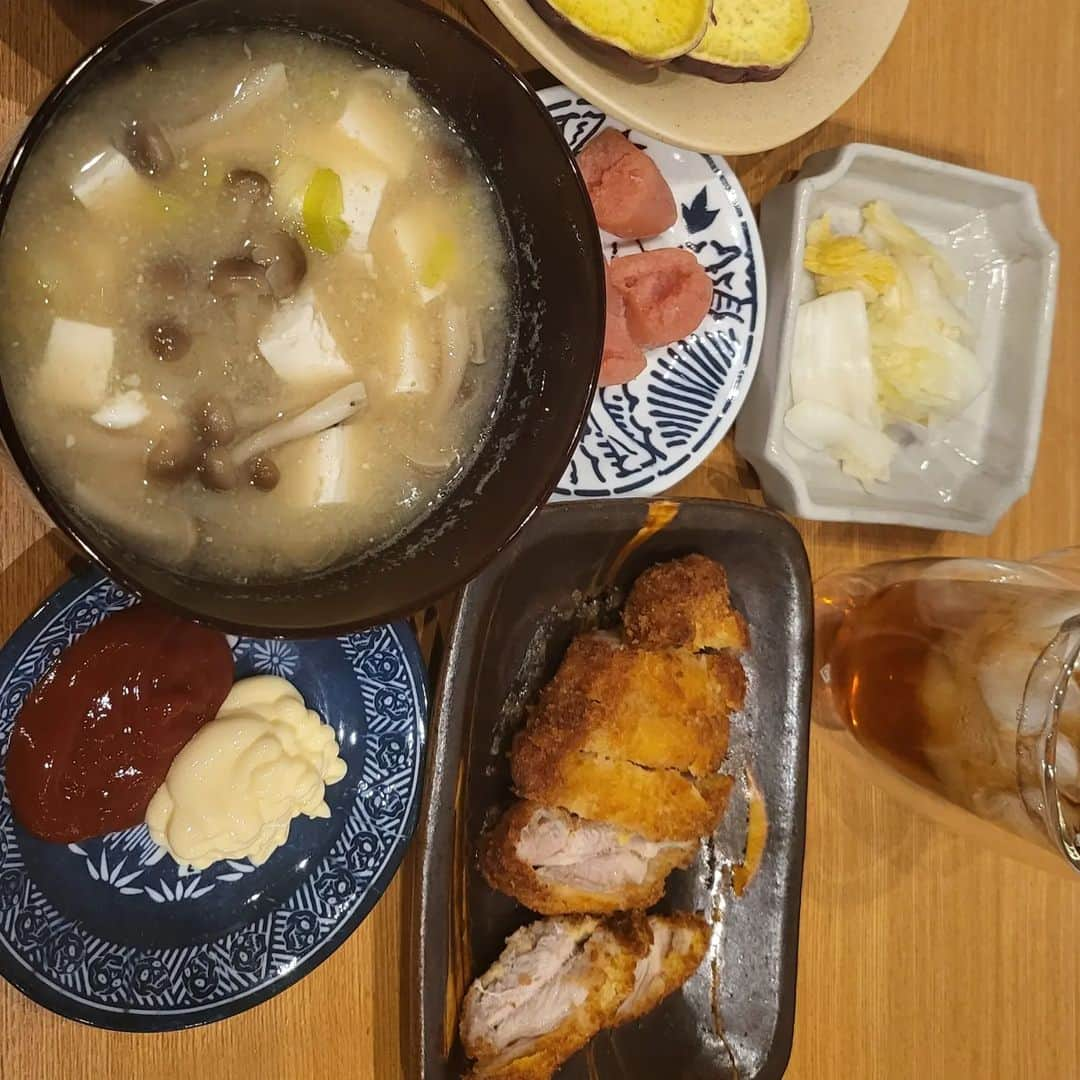 ピーターさんのインスタグラム写真 - (ピーターInstagram)「いくら食欲の秋‼️(笑) だからといって、こんなことでは駄目だと反省しかり…。  ただ、11月15日のライブに向けて、自主稽古の後は、お腹ペコペコ(笑)  九州から、めちゃくちゃ美味しいお味噌を送っていただいたので、珍しく毎日御御御付‼️  キノコ三昧や、定番のお豆腐…じゃがいもやサツマイモ。 お味噌汁の具材は、エンドレスでーす❤️  皆さんのお味噌汁の具材も、アイデア教えてくださいね🎵  11月8日は、中野サンプラザでーす❤️  　　　　　　　　慎之介拝  #ピーター #池畑慎之介 #丸の内コットンクラブ #ライブハウス #御御御付 #お味噌汁 #お味噌 #食欲の秋 #シャンソン #さよなら中野サンプラザ #日本歌手協会」11月6日 7時55分 - oziba1952