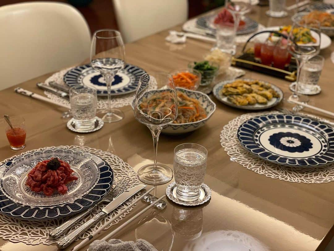 のインスタグラム：「❤︎  週末はお友達のホームパーティーへ☺️☺️  素敵なテーブルセッティング✨🍽✨  焼肉屋さんの極上ユッケとcaviar  お友達のユッケの山盛り具合が凄い😂これはユッケタワーだねって😋  大好きなタンとハラミにあわせた手作り韓国お料理も絶品でした。  私は @yasu_napa から仕入れた極上秘伝のタレに天使の海老とホタテ、イカそして枝豆を漬けていきました。。  全てのお料理が美味しくて美味しいワインがよりすすむ〜😋😋  素晴らしい🍾のセレクト ごちそうさまでした🙇‍♀️🙏  子供達もかくれんぼしたりたくさん遊んで貰いました👦  #ホームパーティー  #山盛りユッケ  #飲兵衛レシピ  #ごちそうさまでした🙏」