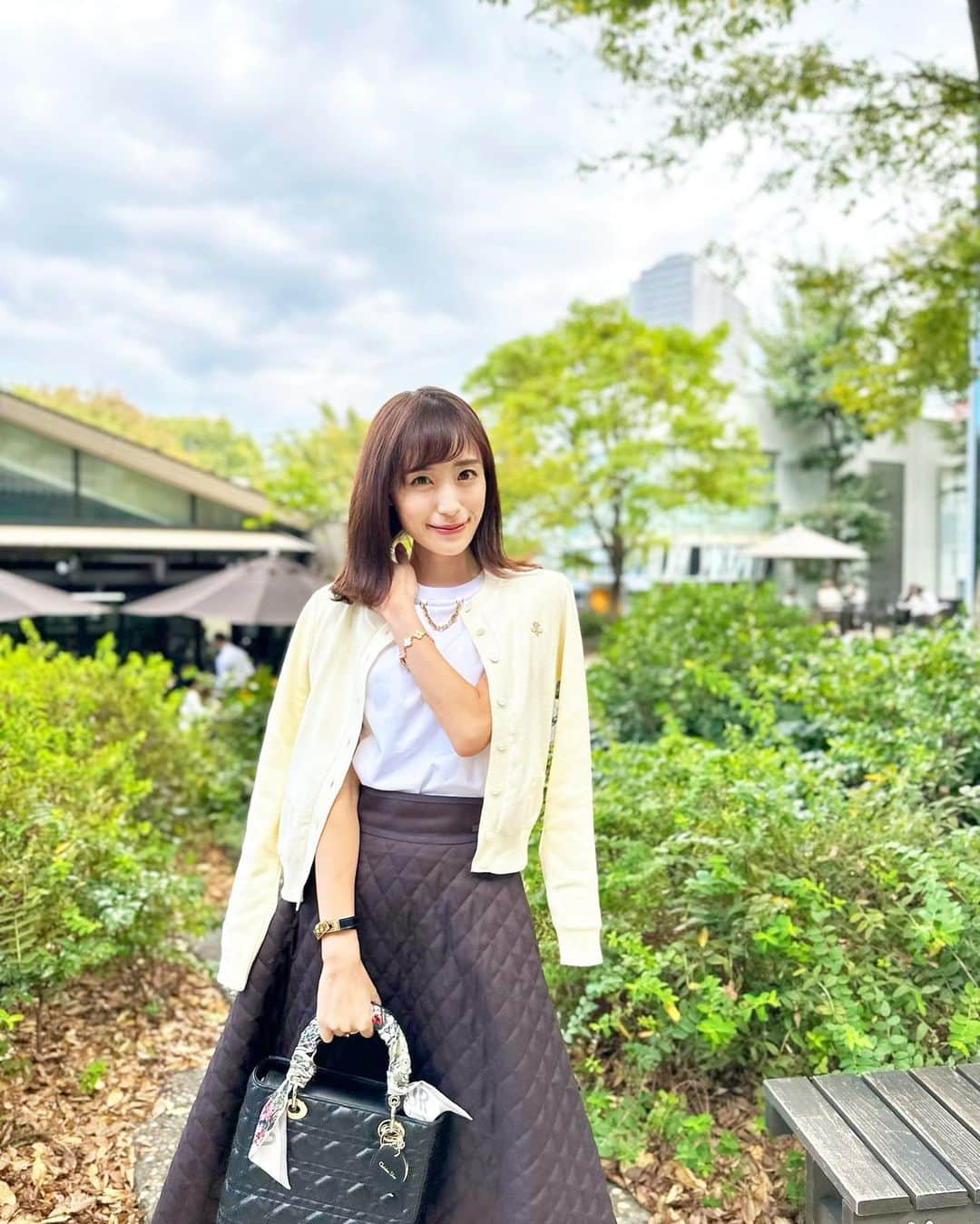 小林真由のインスタグラム：「上質で洗練されたカーディガン🐝 触り心地もふわふわで羽織っていて気持ちいい☁️ 　 ⁡ ブラックと迷って1枚目はアイボリーにしました☁️ カーディガンとしてもトップスとしても使えて、自宅でケアできるのも嬉しいな😌🫶🏻 蜂の刺繍がたまらなく可愛い..🍯 ⁡ ⁡ ⁡ ⁡ @caprino_jp #caprino #カプリーノ #ファッション #コーデ #ママコーデ #女の子ママ #男の子ママ #ママライフ #コーディネート #３歳 #２歳 #ベビー #二人育児」