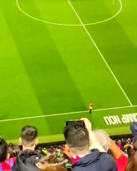 ティナ・デサイのインスタグラム：「Was ridiculously thrilled to be able to watch Pique's last match at Camp Nou! It was a completely packed stadium and we got tickets at the last minute by some stroke of mad luck.  To be able to experience the energy of a Barca match in Barcelona is bucket list stuff!! Wat a night!!!  #fcbarcelona #gerardpique #nighttoremember❤️」