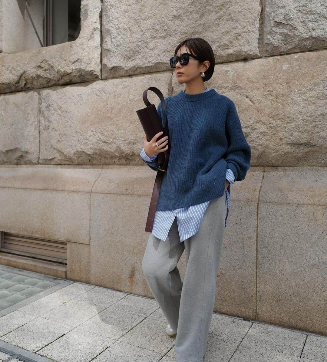 正中雅子のインスタグラム：「🫐💙  お気に入りのアイテム達で☺︎  ラクーンウール糸でローゲージに編み上げた風合いがいいニットは、シンプルなんだけどディテールがあるので1枚で様になる私的に冬の必需品♡  今年は長めのシャツのレイヤードもおすすめで、ロングシャツを再販することに！！これ、去年くらいから作った時よりよく着てて改めておすすめしたいな！と思いまた発売することに😊  家での手入れも簡単で本当によく着る！ヨーク切替やボタンなど細かい部分のデザインも🙆‍♀️  そして！！スウェットパンツ！こちらは、日本製のヴィンテージライクな厚みのある生地を使用してストレートレングスに仕上げました！  どれも色んな組み合わせを楽しめる使えるアイテムです！  11/8 tue 14:00 start-  #MACHATT #masaco服」