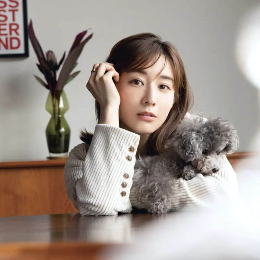 smartのインスタグラム：「田中みな実さんの人気連載『となりのみな実さん』episode31をsmart webで公開中🤍  🔗https://smartmag.jp/archives/18148/  発売中の #smart12月号 掲載の最新話はみな実さんの「推し活」のお話❤️‍🔥こちらもお見逃しなく！  #田中みな実 #となりのみな実さん #恋バナ #smart #連載 #インテリアショップ #インテリアショップ巡り #ボーイフレンド降臨 #あざとくて何が悪いの」