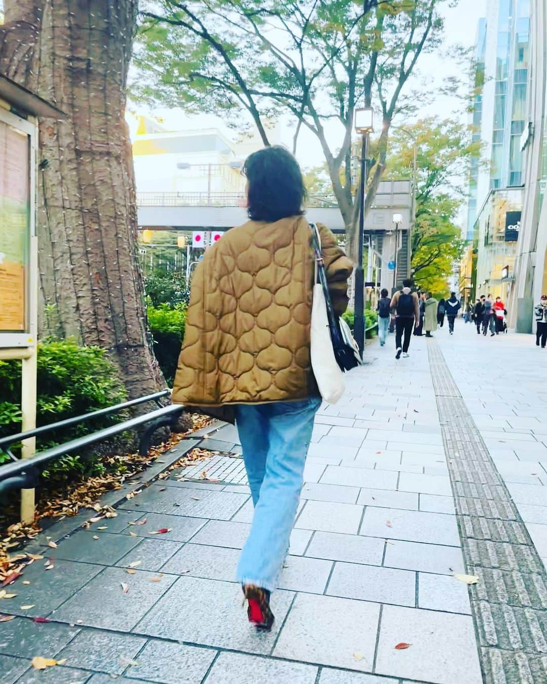 大草直子さんのインスタグラム写真 - (大草直子Instagram)「この時期、最強なキルティングコート🧥🧥 ✔︎リバーシブル ✔︎メッセージ入り❤️  TODAY IS A NEW DAY 今日がいつも新しい ２度同じ日は来ないよ  今日もゆっくり過ごします✨ 素敵な日曜日を🌿🌈🤍 @amarc_official  #gallardagalante #upperhights  #thestorebyc  #vermeilpariena  #celine #christianlouboutin  #キルティングコートは @gallardagalante と #コラボさせて頂きました #袖にスナップボタンの #タブをつけて絞れるように #かなり女性らしい印象に」11月6日 10時23分 - naokookusa