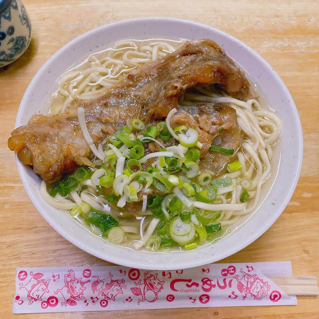 原紀舟のインスタグラム：「#田舎公設市場南店   よく沖縄に行ってるご夫婦に 教えてもらった ソーキそば！  ソーキも麺もボリューム凄くて スープ美味しすぎて これで480円🥹🫶  あのスープまた飲みたいな〜  #沖縄旅行 #沖縄グルメ #沖縄そば #公設市場」