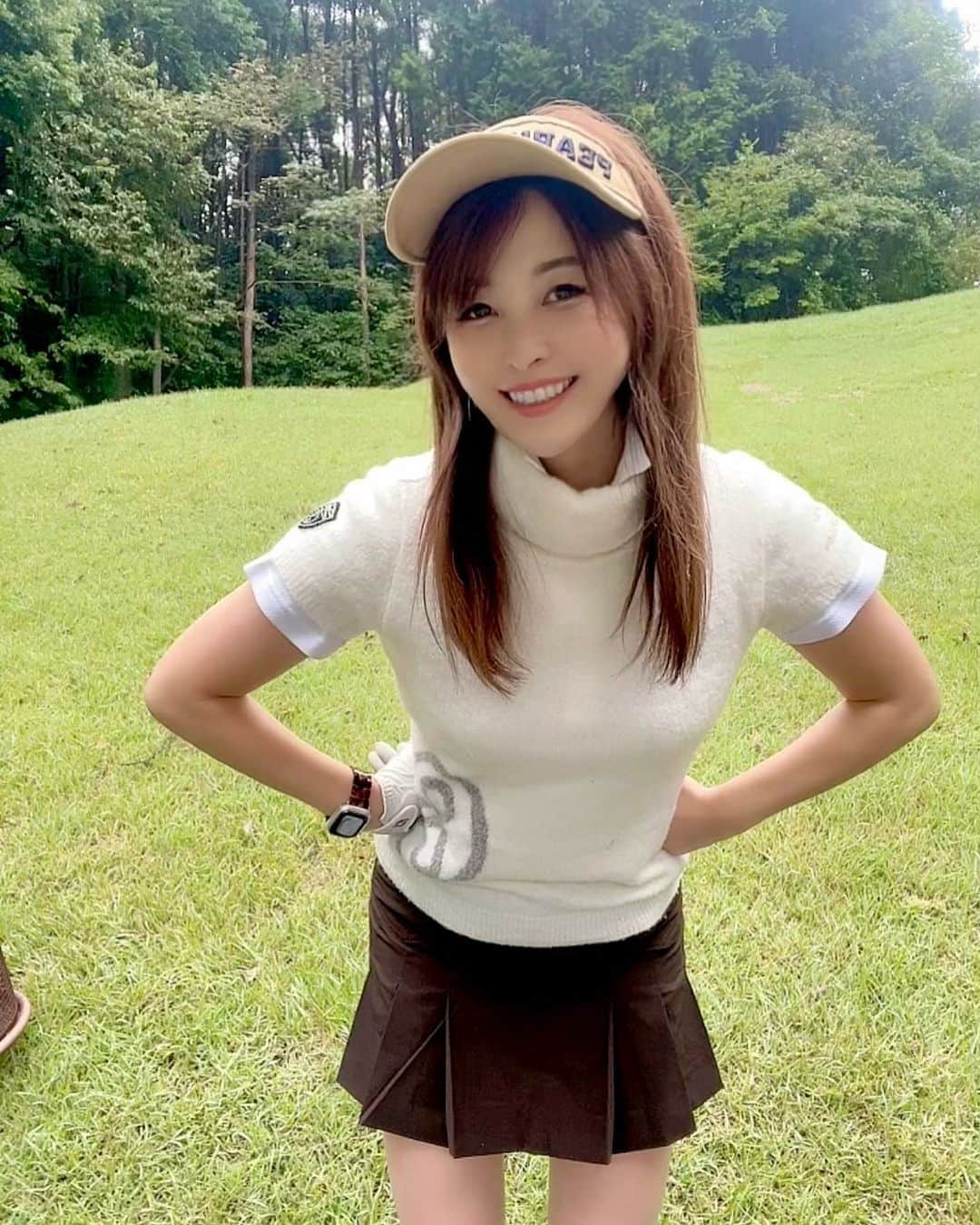 mikaのインスタグラム：「♥︎︎∗︎* ちょっとぽかぽかな日のコーデ☺︎  この半袖ニットお気に入りなのに 着れるタイミングが少ないの悲しい🥺 こげ茶のスカートに合わせたよ🤎  曇り予報だったのに小雨で巻いた髪も ボサボサなっちゃった。 こんな日のヘアアレンジみんなどーしてるのかな？  #ゴルフ #ゴルフ女子 #ゴルフコーデ #ゴルフウエア #golf」