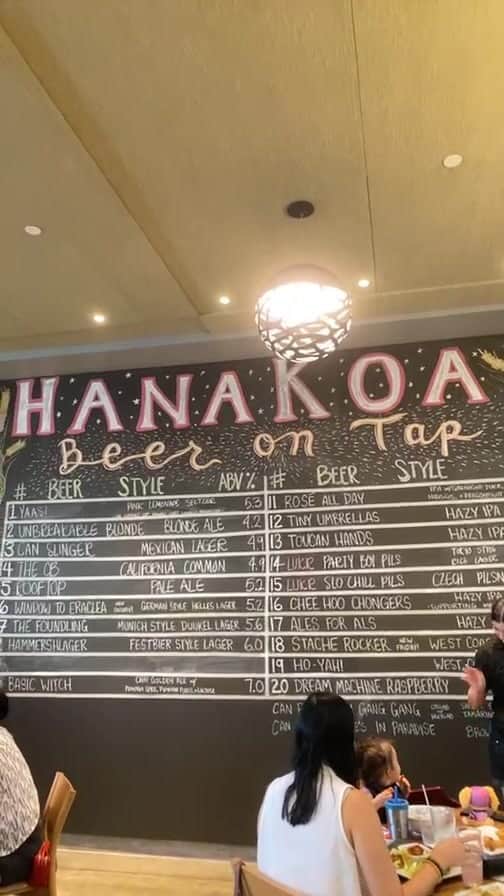 のインスタグラム：「今日はカカアコから！ コロナ禍にできたビール屋さん「HANA KOA Brewing CO.」 食べ物美味しいし、中は広いし、雰囲気が超いいので、最近のお気に入りです〜  パタゴニアから徒歩1分！買い物の帰りにランチとビール、いかがですかー  #hanakoabrewing #kakaako #カカアコ #パタゴニア #地ビール」