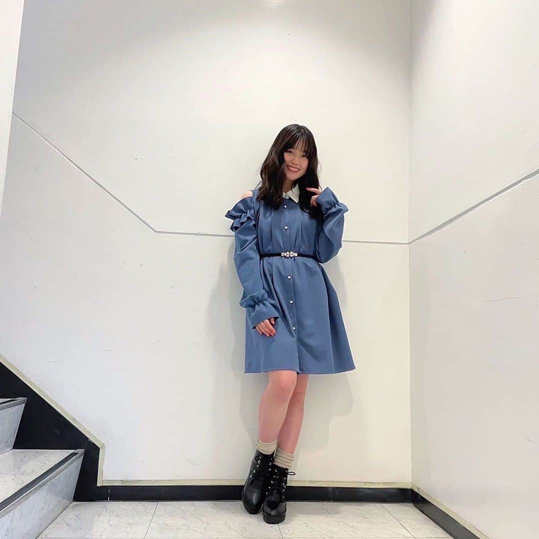 新潮社「ニコラ」さんのインスタグラム写真 - (新潮社「ニコラ」Instagram)「甘さ50%ガーリー💙  ワンピースの肩出しやキャンディースリーブで甘さを出しながらも落ち着いた色で甘すぎないところがお気に入り🤍  ワンピース❤︎❤︎？ 靴下❤︎❤︎repipiarmario  ブーツ❤︎❤︎GRL  #河村果歩#カホ #ニコモSNAP#ニコモ#ニコラ#nicola#中学生#jc3#今日のコーデ#今日のコーデ#ootd#오오티디 #kaho🍒コーデ」11月6日 13時01分 - nicola_snap