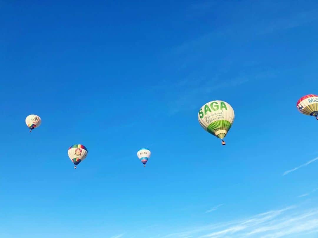 片渕茜さんのインスタグラム写真 - (片渕茜Instagram)「家族から写真が送られてきました。今日の佐賀の空☺️  3年ぶりに佐賀バルーンフェスタが有観客で開催されているそうです。 バルーンが浮かぶ青空を見ると、秋を感じます。  #佐賀インターナショナルバルーンフェスタ  #佐賀バルーンフェスタ　#熱気球　#バルーン」11月6日 13時30分 - akane_katafuchi