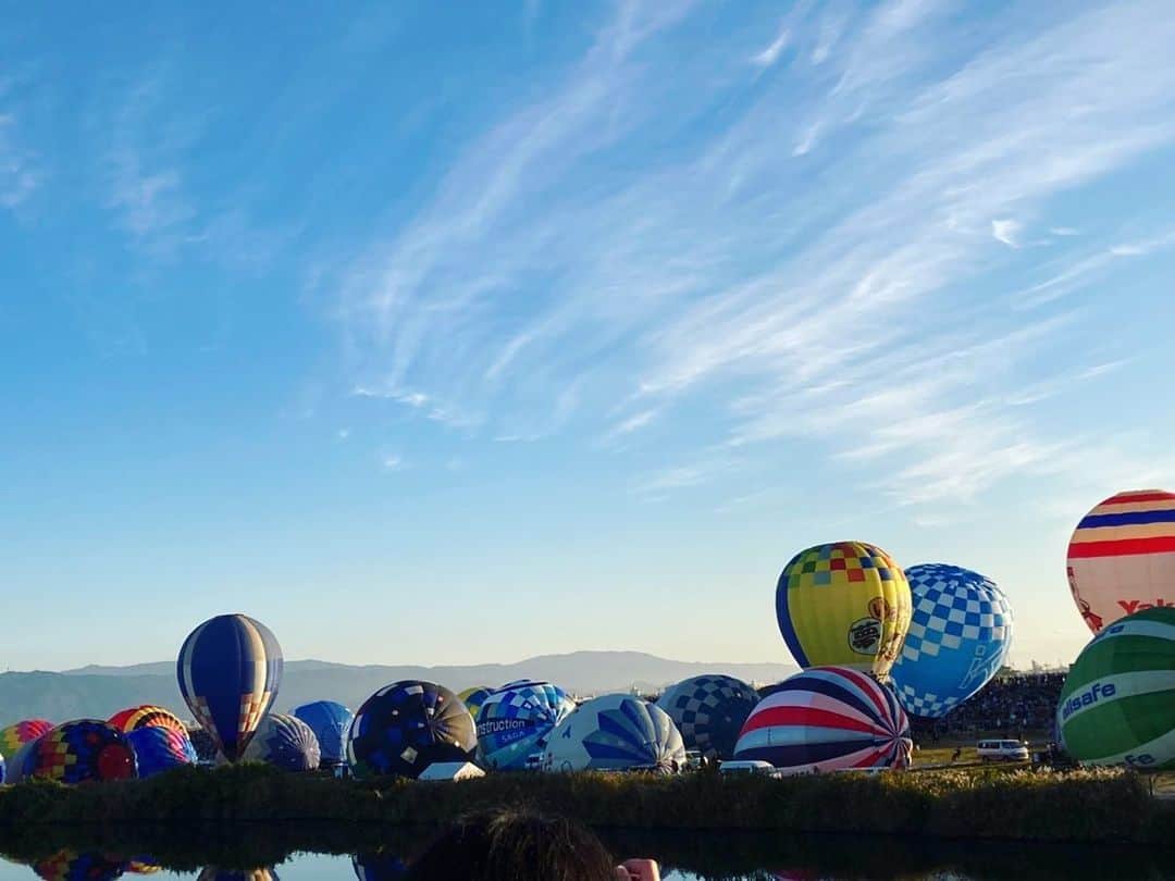 片渕茜さんのインスタグラム写真 - (片渕茜Instagram)「家族から写真が送られてきました。今日の佐賀の空☺️  3年ぶりに佐賀バルーンフェスタが有観客で開催されているそうです。 バルーンが浮かぶ青空を見ると、秋を感じます。  #佐賀インターナショナルバルーンフェスタ  #佐賀バルーンフェスタ　#熱気球　#バルーン」11月6日 13時30分 - akane_katafuchi