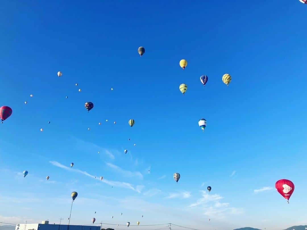 片渕茜さんのインスタグラム写真 - (片渕茜Instagram)「家族から写真が送られてきました。今日の佐賀の空☺️  3年ぶりに佐賀バルーンフェスタが有観客で開催されているそうです。 バルーンが浮かぶ青空を見ると、秋を感じます。  #佐賀インターナショナルバルーンフェスタ  #佐賀バルーンフェスタ　#熱気球　#バルーン」11月6日 13時30分 - akane_katafuchi