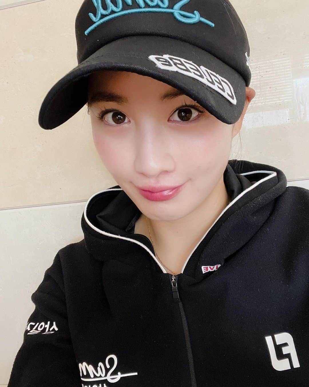 パク・キョルのインスタグラム：「. 결이 다른 숏폼 플랫폼 셀러비와 함께 합니다 ❤️ 셀러비를 통해 저의 새로운 모습을 만나보세요 o(≧▽≦)o 1.	‘셀러비’ 어플 다운로드 2.	@g_y_e_o_l 검색 3.	계정 팔로우 @celebe_official #셀러비 #celebe #W2E #숏폼」