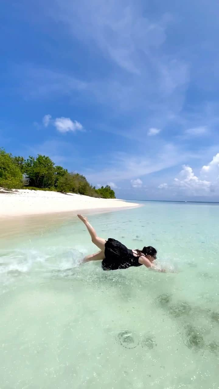 bestvacationsのインスタグラム：「Welcome to SEYCHELLES ☀️ @melissa’s so excited to be here for the first time!!! 🇸🇨 . Can you believe this is our villa?! It’s 3 bedrooms with an epic infinity pool, PLUS your own private beach!!! I’m never leaving! haha 😍😍😍 villa tour coming soon! . 🎥 @jerometraveller 🏃🏻‍♀️ @melissa ____________________ #seychelles #seychellesisland #africa #beach #run #luxury #holiday #vacation」