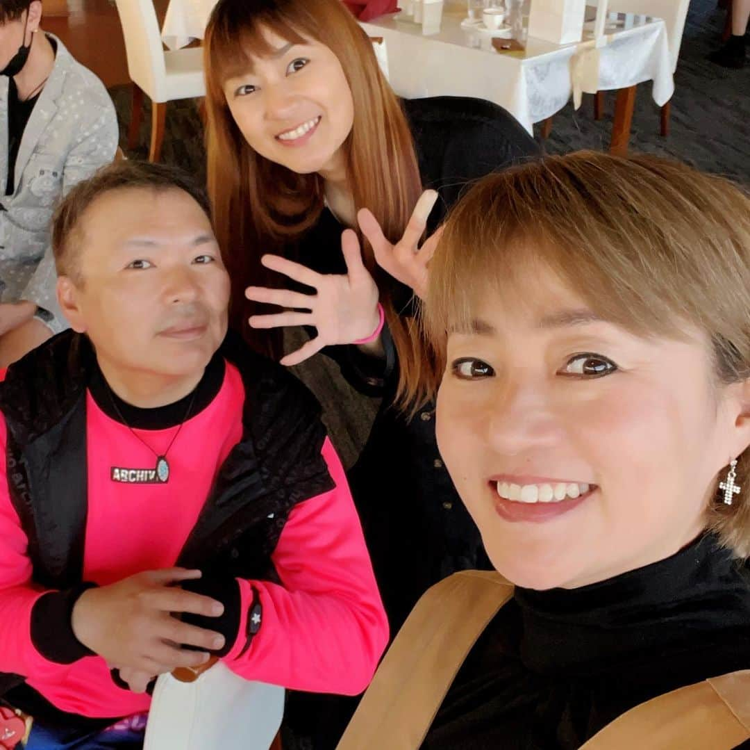 橋本志穂さんのインスタグラム写真 - (橋本志穂Instagram)「石黒彩っぺと 笑いっぱなしのラウンドでした❣️ あやっぺと真矢さんの お仲間たちと 5組のコンペでした。  スコアは96だったけど 女子の部ではグロス1位❣️ ハンデ戦の総合は7位 大満足〜🥰 美味しい蒲鉾など ゲットー❣️ さっそく今夜いただきました。  ちなみにグロス優勝は真矢さん‼️ 流石です〜👏  みんな アルチビオの秋冬のウェア〜♫ 仲間仲間♫  テンション上がりました〜♫  あやっぺ、細いのに飛ばすのよー。  東京のゴルフ場 若洲ゴルフリンクスで 秋のゴルフ日和を満喫しました。  #ゴルフ女子 #アルチビオ @archivio.official_online  @ishiguroaya.official  @331shinya   お誘いありがとうございました〜」11月6日 23時26分 - shihohashimoto3