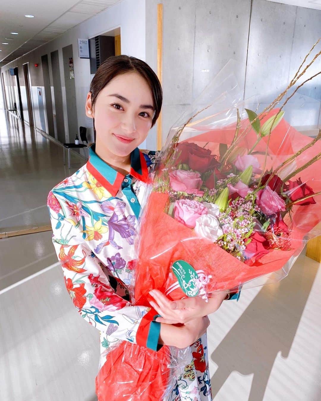 平祐奈のインスタグラム：「💐💗💙 サプライズで誕生日をお祝いして頂き ミラクルハッピーでした🫣✨  粋なお心遣いとたくさんの準備を ありがとうございました💐  帰宅してからのお花を生ける時間も幸せじゃ〜ぁ」