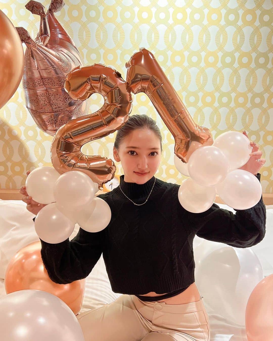 のインスタグラム：「🎈21🎈 . #mybirthday #balloon #21 #생일 #패션 #좋아요 #좋아요그램 #instagood #like #バルーン #ベッドルーム #❤️」