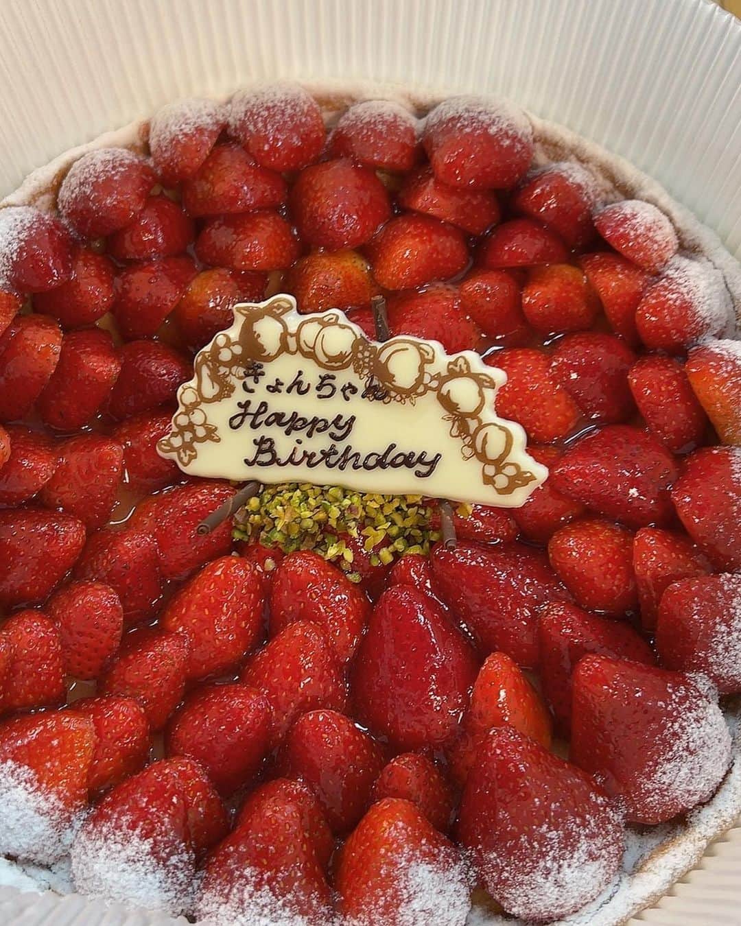 のインスタグラム：「🍾💥🍓🎂🐰🖤」