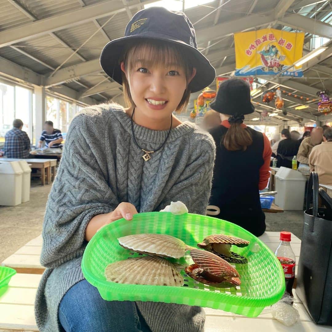 内村麻美さんのインスタグラム写真 - (内村麻美Instagram)「. 牡蠣🦪🦪🦪 . この季節がきましたよ。 愛しの牡蠣🦪🦪🦪 . 私は唐泊恵比須かき小屋で食べます❤︎ @tmrt1379 ここはとにかく味が濃くて、大好き！！ 太刀魚の串も美味しすぎるんです！！ . あと何回いこうかなーーー。 . #牡蠣 #牡蠣小屋 #糸島牡蠣小屋  #ただしくは糸島ではない #唐泊漁港 #唐泊恵比須かき小屋  #唐泊牡蠣 #太刀魚 #帆立 #ひおうぎ貝  #しあわせ」11月6日 23時58分 - asami___05