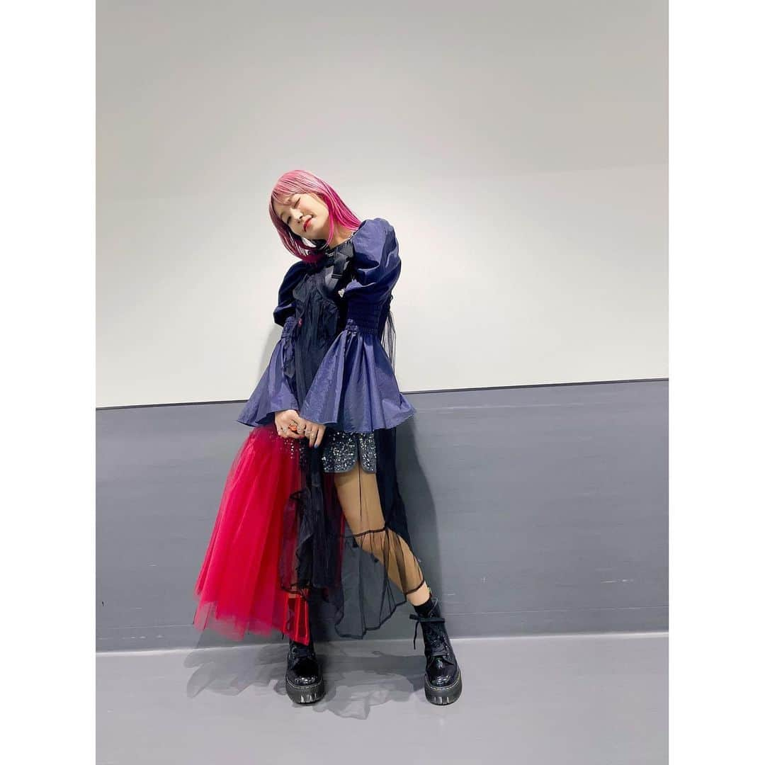 LiSAさんのインスタグラム写真 - (LiSAInstagram)「サプライズでの歌唱だったので一人めちゃ遠い楽屋で隠れてたんだけど、リハや本番前後で、先輩や仲間が沢山会いにきてくれて、歌唱後もステージ裏で声優のみなさんが迎えてくれて、あぁ10年ってすごいなぁ。と実感しました。#sao_anime   は家族のような仲間。また胸張って会えるようにがんばらなきゃ。 ありがとうございました。  実は #crossingfield のMVを継承して、ショートパンツがスパンコールミラーボール衣装だったの笑🪩  配信のARすごかったね！⚔️⚔️⚔️⚔️⚔️⚔️😳😳😳😳  #sao10th  【BLOG】http://ameblo.jp/lxixsxa/」11月7日 0時03分 - xlisa_olivex