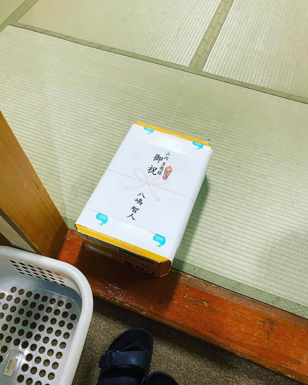 山内圭哉のインスタグラム：「楽屋入りしたら八嶋さんからプレゼント。 粋な方やなぁ。 いつも有難う御座います。」