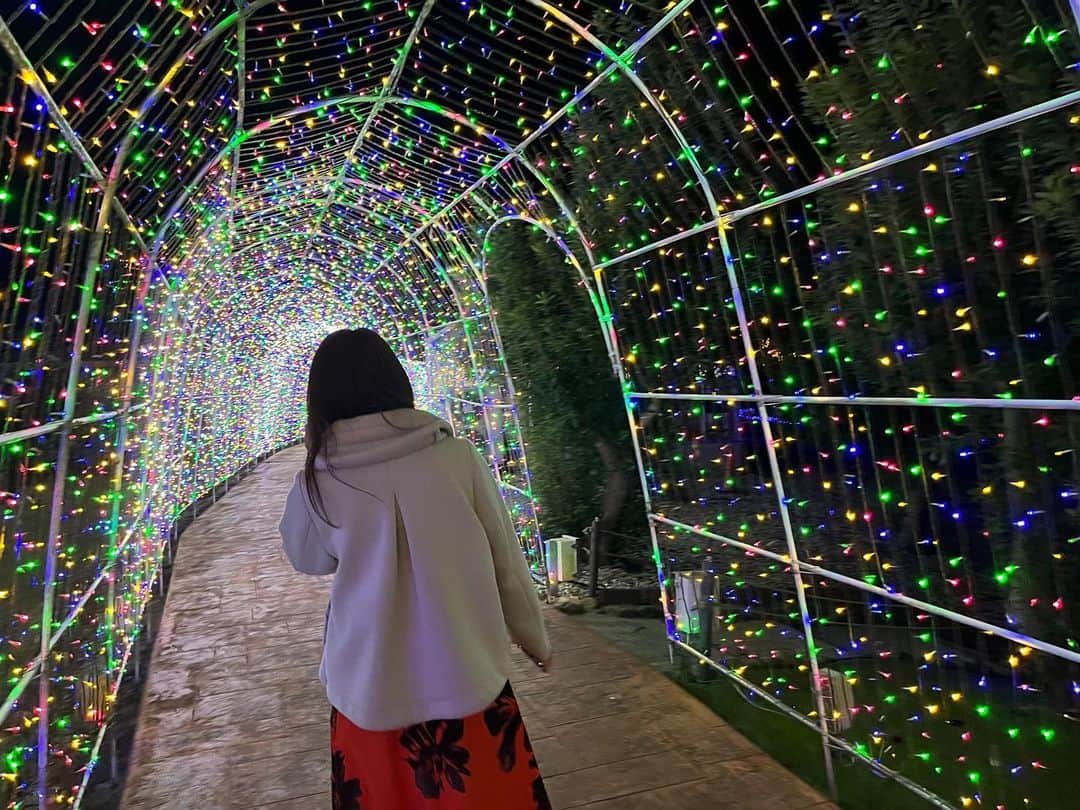 滝香織さんのインスタグラム写真 - (滝香織Instagram)「. . タオル美術館からのイルミネーション＆3Dプロジェクションマッピングの中継✨ @towelmuseum   タオル美術館のキャラクター#たおりん も登場してくれて、楽しい中継になりました✨  今年新しく登場した#虹のトンネル に、長さが300メートルもある#光のトンネル  スタッフのりかちゃんが、彼氏目線でと、後ろから追っかけの写真を撮ってくれました🤣😁😆  今年の3Dプロジェクションマッピングのテーマは、#ムーミン ✨ 巨大な壁に、ムーミンの物語の世界が広がります😆  ぜひ冬のデートにいかがですか😉  #イルミネーション #プロジェクションマッピング #クリスマス  #愛媛 #砥部 #砥部町 #ゆるキャラ #テレビ #アナウンサー #女子アナ」11月6日 16時09分 - kaorin_taki