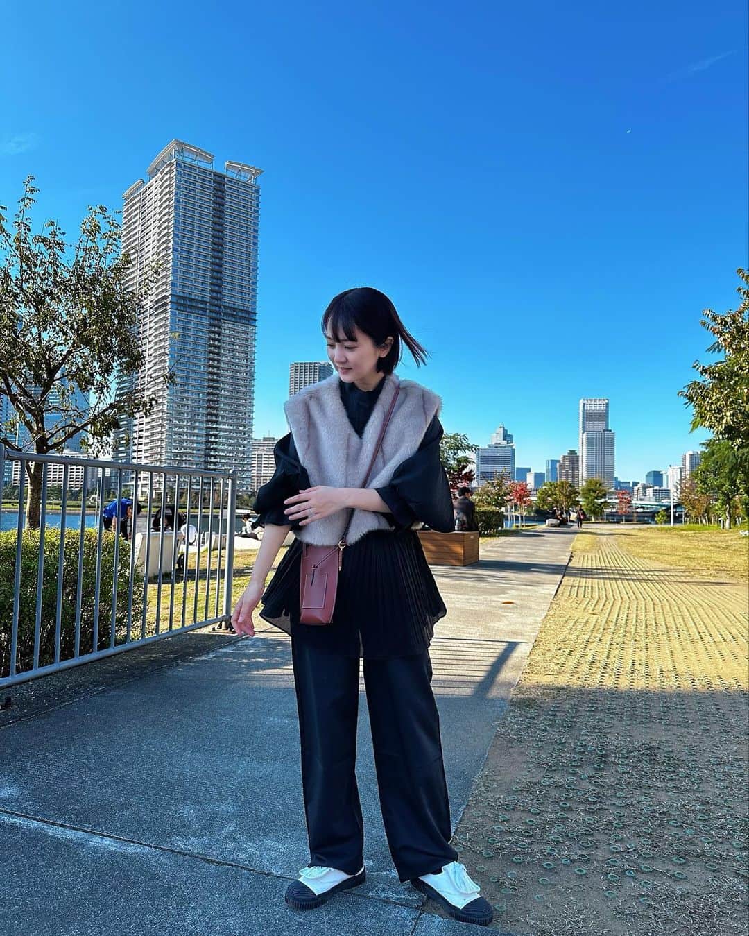 浜田翔子さんのインスタグラム写真 - (浜田翔子Instagram)「@by__munir の ファーベストとブラックスラックス ベストは使いやすいし可愛いし高級感あって 一気におしゃれになる‼︎ スラックスは157cmで S着用、丈感もいいです✨  長く同じ服を使いたい派なので 持ってる服をベストで変えれたりがいいし、肌触り最高なので 坊や抱っこしても気持ちよさそうです。 ZOZOとby muni:r公式からも購入できます‼︎ ロングブーツも今季買いましたがおすすめの可愛いさ♡  pr @by__munir」11月6日 16時02分 - shoko_hamada
