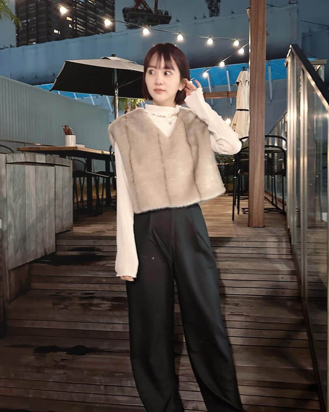 浜田翔子さんのインスタグラム写真 - (浜田翔子Instagram)「@by__munir の ファーベストとブラックスラックス ベストは使いやすいし可愛いし高級感あって 一気におしゃれになる‼︎ スラックスは157cmで S着用、丈感もいいです✨  長く同じ服を使いたい派なので 持ってる服をベストで変えれたりがいいし、肌触り最高なので 坊や抱っこしても気持ちよさそうです。 ZOZOとby muni:r公式からも購入できます‼︎ ロングブーツも今季買いましたがおすすめの可愛いさ♡  pr @by__munir」11月6日 16時02分 - shoko_hamada
