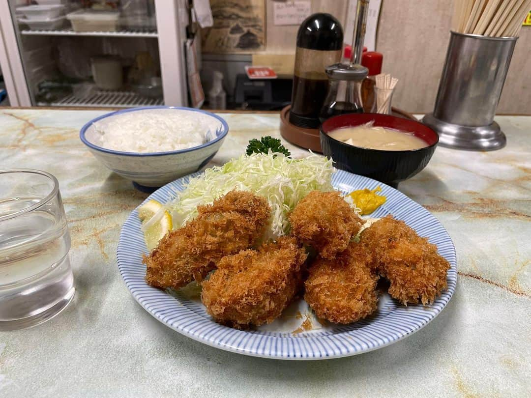 岡峰光舟のインスタグラム：「しょうが焼きを食べる気満々だったが、そうだった、カキのシーズンインだったわ！#カキフライ #カキフライ定食」