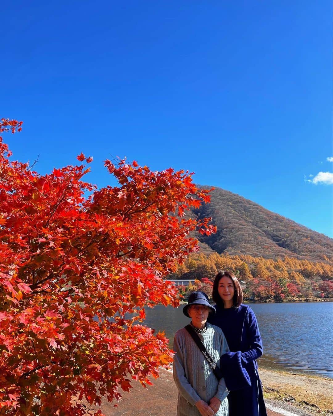 坂村かおるのインスタグラム：「・ 紅葉が見たいと言う母と榛名湖へ ・ ちょうど見頃を迎えていました。 ・ 「見納めだと思って良く目に焼き付けておこう」とぽっりと言う母に「来年も来ようね」と約束🍁 ・ ありがとう！母を元気にしてくれて‥ ・ 若い頃は、紅葉なんて毎年見られる物だと思っていたけど、この年頃になると、毎年毎年が愛おしい‥ ・ ・  いつも「いいね！」を頂きありがとうございます。 皆さんのコメントに元気を貰っています😊  #クィーンオブ美魔女 #team美魔女 #美ST #坂村かおる #トータルビューティーアドバイザー #美しく老いる #バランス #美容 #コスメ #ファッション #今日のコーデ #トータルバランス #お洒落な人と繋がりたい #コスメ好きな人と繋がりたい #美意識高い人と繋がりたい #美魔女 #美魔女が変わる #アップデートしてる人と繋がりたい #自分らしくアップデート #紅葉 #榛名湖」