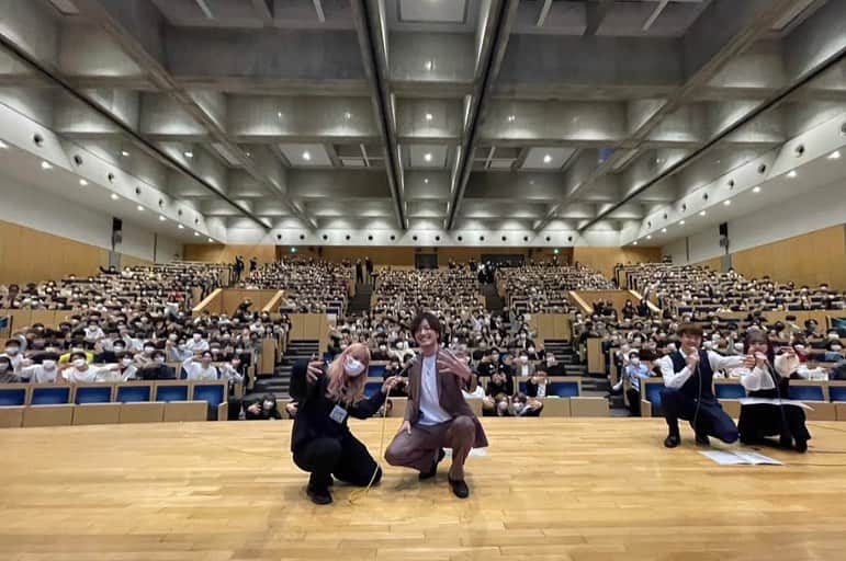 フジのインスタグラム：「早稲田祭で講演会してきました 500人満席になったらしく人いっぱいいて緊張した 中退した大学にこんな形で戻って来れて嬉しい 今日話した内容で誰かの人生を変えられたらいいな  早大広研の皆さん準備から何から大変だったと思います 呼んでくれてありがとうございました！  動画お楽しみに✌️」