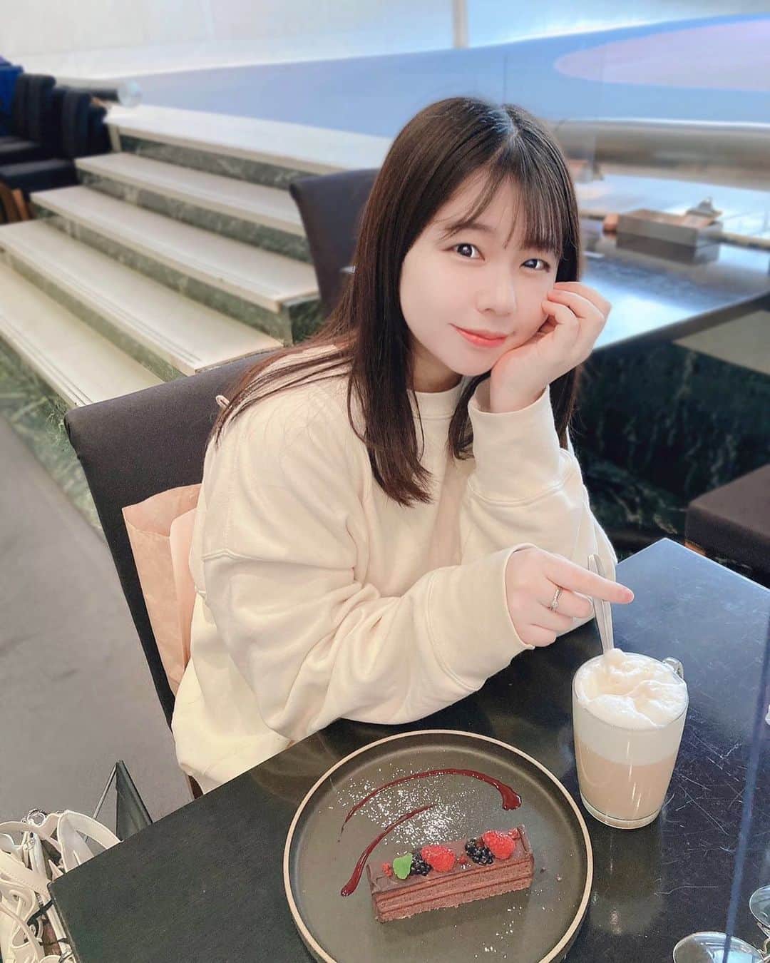 のインスタグラム：「🍽 ㅤㅤㅤㅤㅤㅤㅤㅤㅤㅤㅤㅤㅤ ㅤㅤㅤㅤㅤㅤㅤㅤㅤㅤㅤㅤㅤ ランチタイム、、、、からの ケーキも食べてしまいました🍓 ラテも美味しいんだなぁ💭💭 楽しく幸せな時間です〜\( ˆoˆ )/  ㅤㅤㅤㅤㅤㅤㅤㅤㅤㅤㅤㅤㅤ ㅤㅤㅤㅤㅤㅤㅤㅤㅤㅤㅤㅤㅤ #instadaily #instacafe #休日の過ごし方 #actor #actress  #今井瞳」