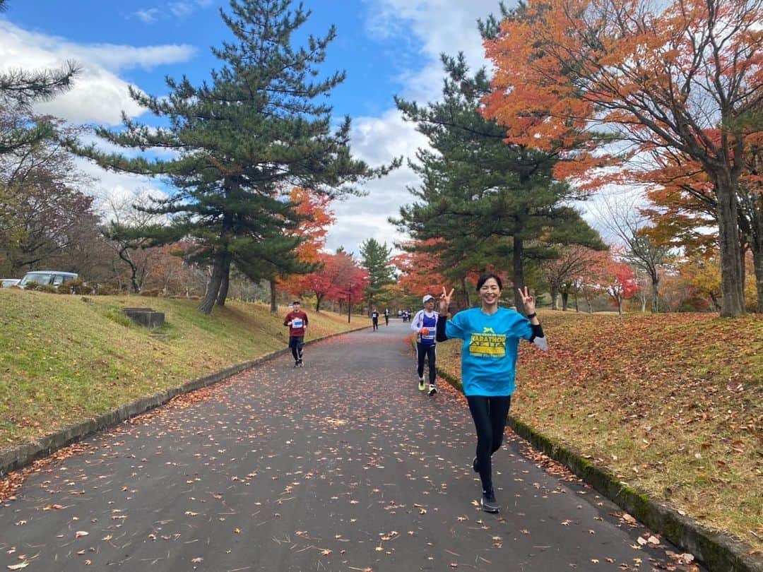 安田美沙子さんのインスタグラム写真 - (安田美沙子Instagram)「東北希望のマラソン🏃‍♀️  第4回目、無事に終えました。  秋田はいいところ✨ 澄んだ空気、少し寒かったけど、走るにはちょうどいい。  美しい紅葉や、森林。  なまはげ👹にも逢えました！ 子どもの頃、怖くて仕方なかったのに、なんかカッコよかった！！  サキホコレのお米はおいしいし😭✨ おみやげもたっくさん買いました！  そして。。。沢山の小さいランナーから大人のランナーまで、ひとつになる事ができました。  大きなパワーになった🌈  そしてなんと、2回も虹が出た！ こんな近くで虹の麓を見たことはないかも。  まるでみんなに、お疲れ様🏃‍♀️を言ってくれてるような、そんな虹でした。  みなさん、お疲れ様でした！ 最高の笑顔を、ありがとうございました☺️  冷えたと思うので、あたたまって、ゆっくり休んでくださいね🤍  #秋田　#希望の襷マラソン @kibou.tasuki  #きりたんぽ #バター餅 #いぶりがっこ　#いぶりがっこクリームチーズ  #金萬 #稲庭うどん #きりたんぽラーメン比内地鶏醤油味 #rainbow #復興を願って」11月6日 17時37分 - yasuda_misako