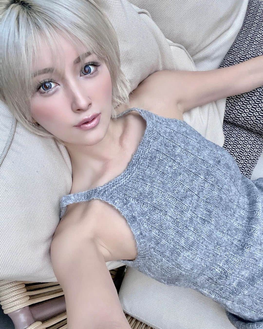 美咲あいりのインスタグラム：「_肌CARE🦋 ⁡ ⁡ この前 渋谷の森クリニックで 前から気になっていた ダーマペン4をしてきたよ✨ @snmc_ikebukuro  ⁡ 友達のすっぴん肌がすっごく綺麗で 小顔になっていたので紹介してもらっちゃった♡ "ダーマペン4＋ボトックス" 毛穴が引き締まってリフトアップするし 肌もつるん✨これはやってよかったぁ〜✨ ⁡ ⁡ ⁡ ⁡ Eyelashは今回はナチュラルめなデザインにしてもらったよ @hika.y6  ⁡ 私のSNS見ましたで 全てのメニューご新規様最安値 さらに！！初回他店オフ無料の 美容成分配合のコーティング仕上げ付き♡ ⁡ Lien(リアン) 〒150-0043 東京都渋谷区道玄坂1-19-10J-1ビル5階 ☎︎03-6416-0316 ⁡ ⁡ ⁡ #肌ケア #ダーマペン4 #ダーマペンボトックス  #渋谷の森クリニック #ダーマペン #マツエク #Lien  #カラコン #bambiseries #swanblue ⁡ ⁡」