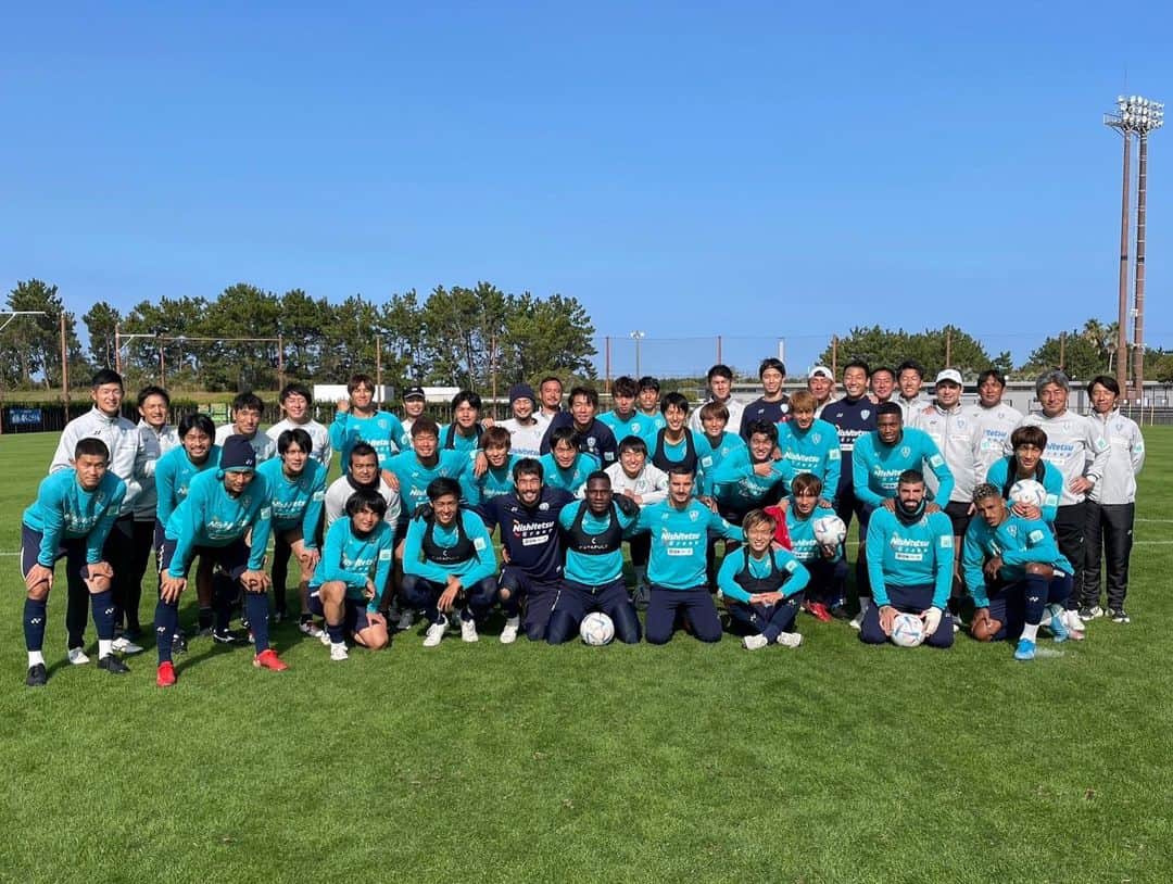 湯澤聖人のインスタグラム：「2022シーズン沢山のサポートありがとうございました！！ 最高の仲間達と1年間闘えたことを誇りにおもいます！！ 毎年言ってますが、このメンバーは本当に最高です。  そして リキくんの現役生活最後の年にしっかりとＪ1残留を勝ち取れて本当によかった！ みんなのお父さんって言ったら流石におかしいかもしれませんが、 そのくらいの包容力でみんなを、チームを支えてくれました！ 本当にありがとうございました！！！🏇  #アビスパ福岡」