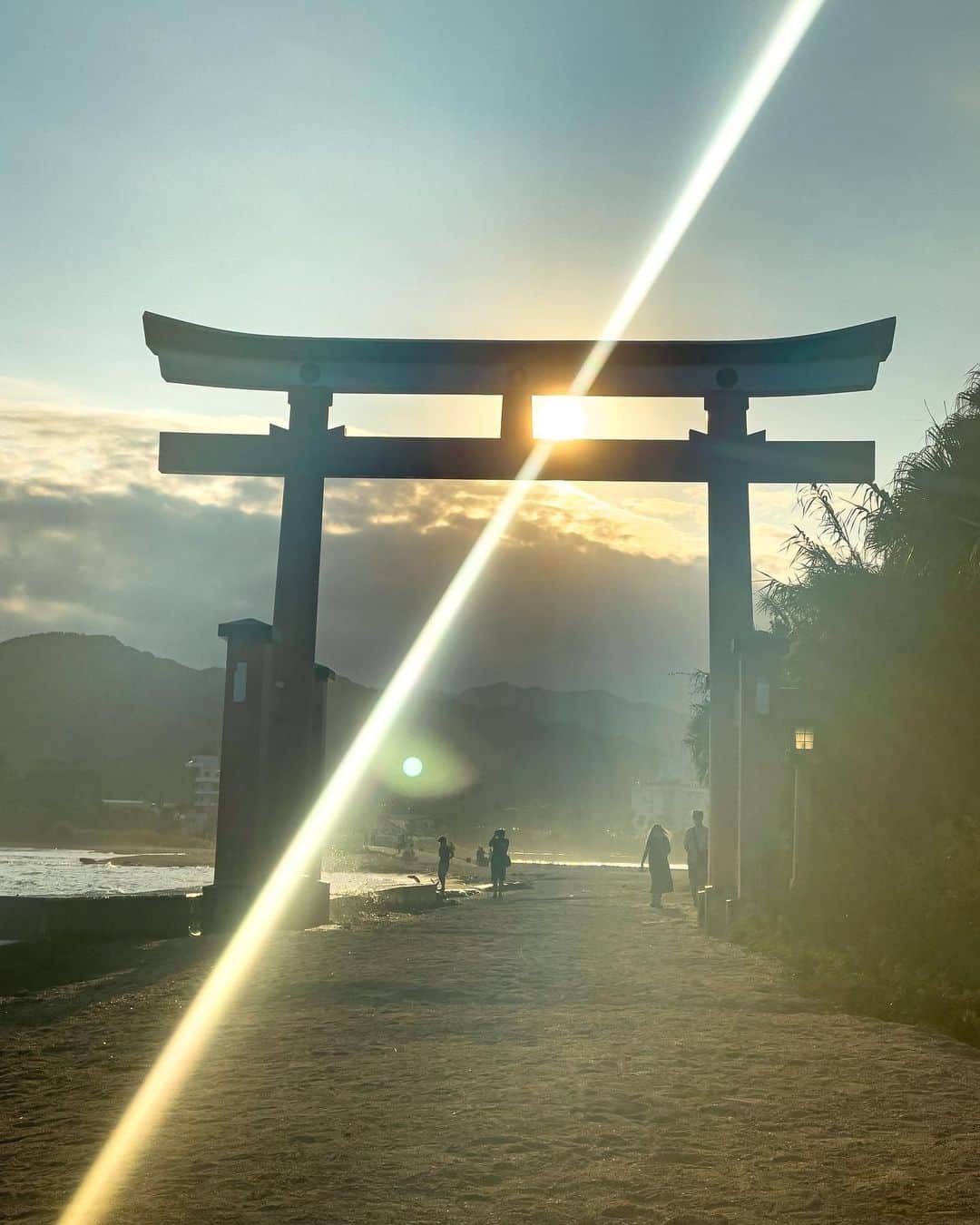 のインスタグラム：「一泊２日の宮崎の旅。 今回は時間がなく神社巡りできなかったけど、次は必ず✨  写真は宮崎の神社の一つ、青島神社⛩  ピッカーンと光る夕陽が鳥居の間から。  南国情緒あふれるこの場所。 唯一無二のロケーションはまた是非訪れたい場所だよ。  #青島神社 #宮崎 #神社 #shrine #aoshimashrine #japantravel #japantrip #canon #canonR5 #beautifuldestinations #discoverjapan #discoverearth #voyaged #awesome_photographers #IamATraveler #wonderful_places #japanphoto #japanphotography #japan_of_insta #livingonearth #theglobewanderer」
